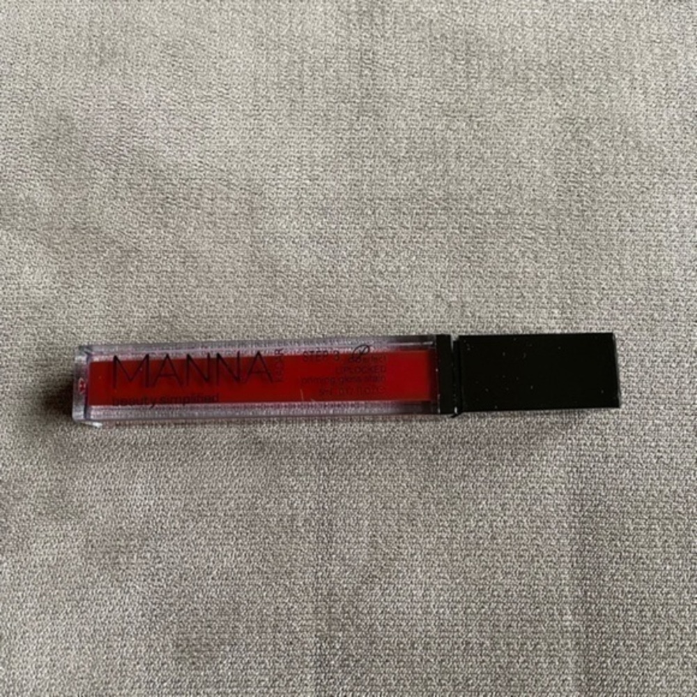 MANNA KADAR BEAUTY SIMPLIFIED LIPLOCKED PRIMING GLOSS
Brand new 
Size 5ML